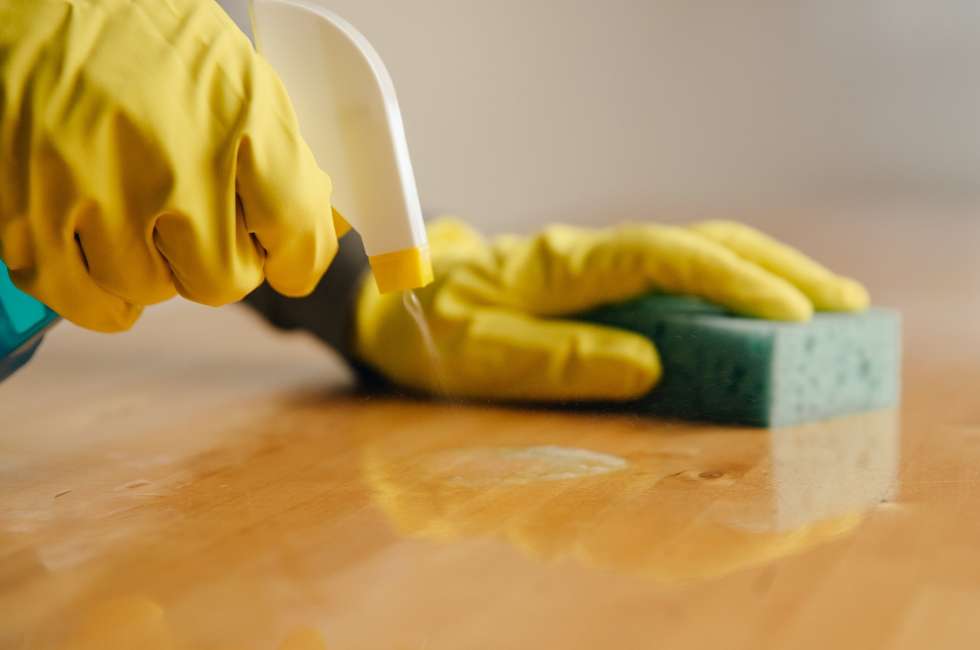 spaying-cleaner-on-wood-1-1-980×650-1